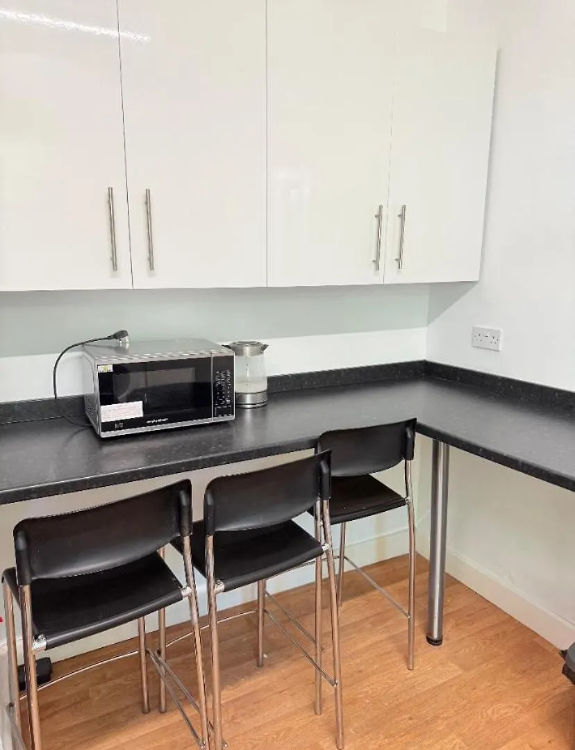 Spacious 5-Bedroom House Close To Station London