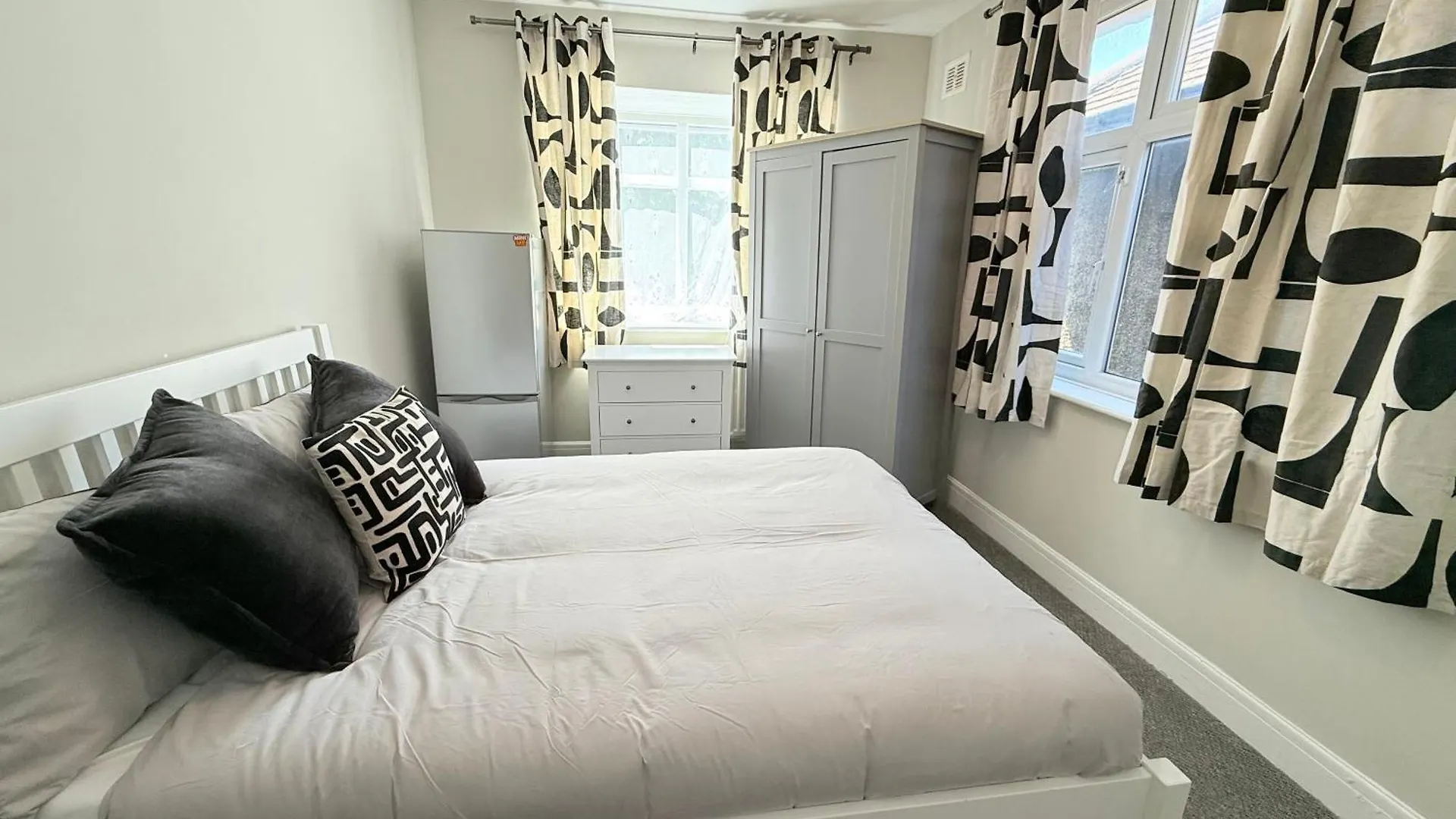 Spacious 5-Bedroom House Close To Station London 0*,  United Kingdom